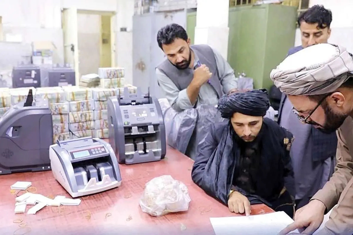 دستهگل ناشیها در بانکمرکزی طالبان