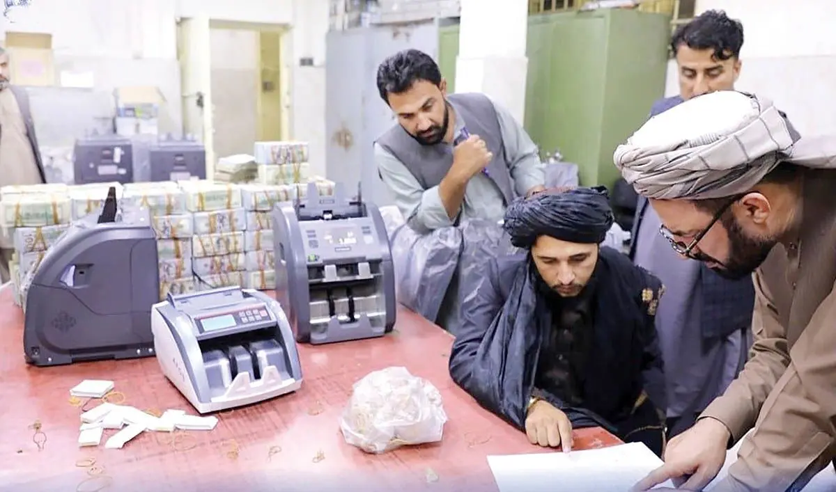 دسته‌گل ناشی‌ها در بانک‌مرکزی طالبان