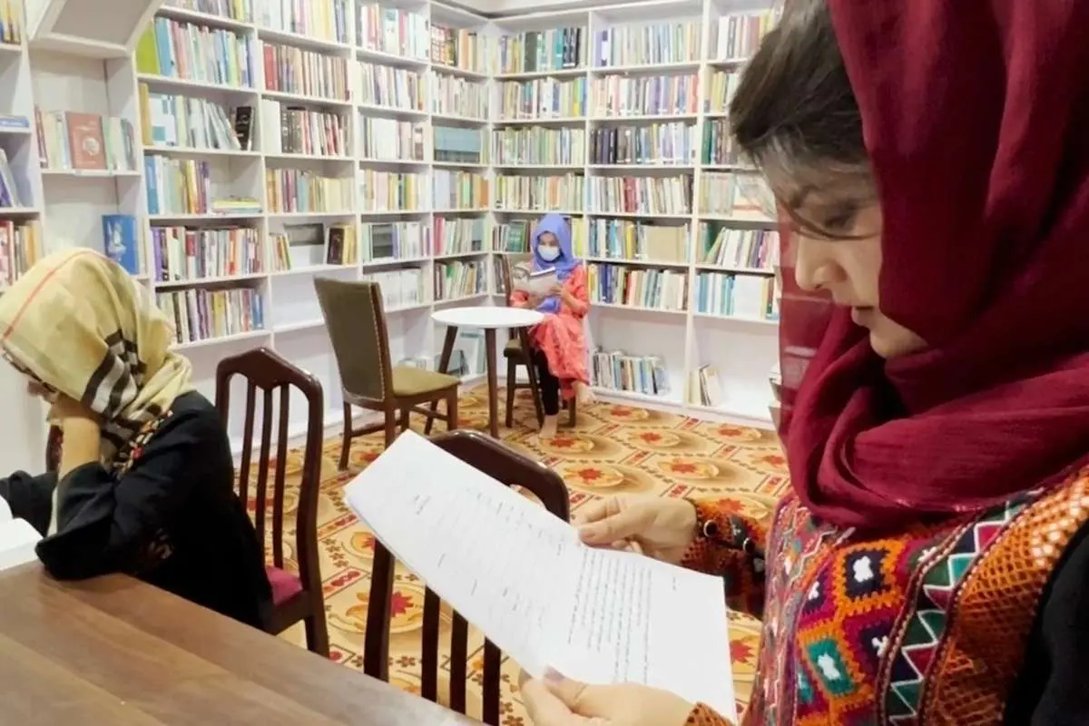 (ویدئو) ادامه تحصیل دختران افغان در کتابخانه!
