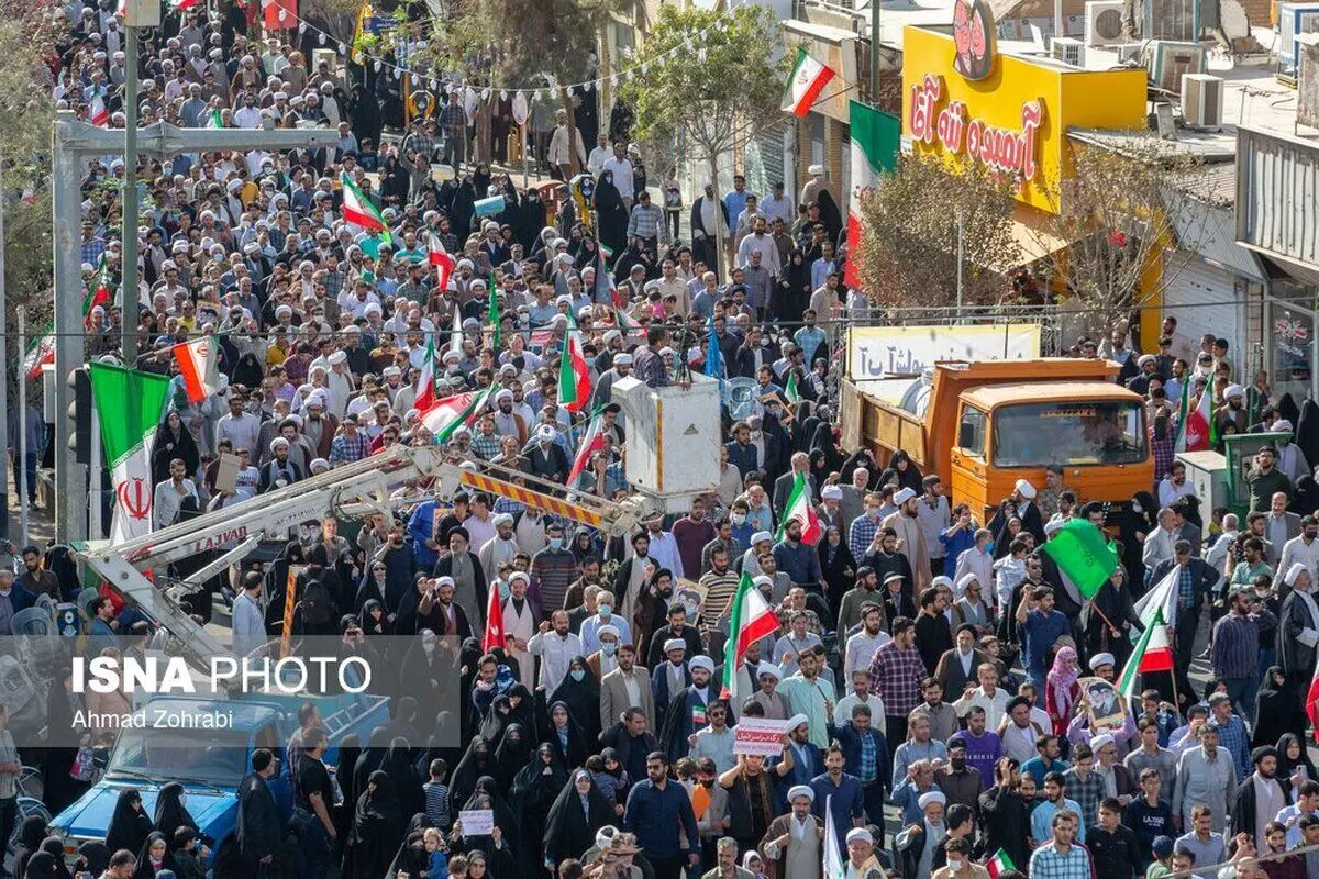 (تصاویر) راهپیمایی نمازگزاران قمی