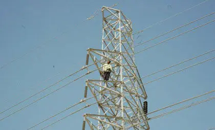عکس> خودکشی با طناب از بالای دکل برق!