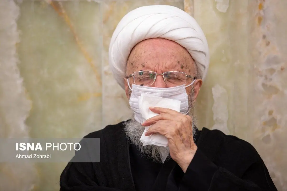 (تصاویر) گریه آیت الله مکارم شیرازی برای شهدای شاهچراغ