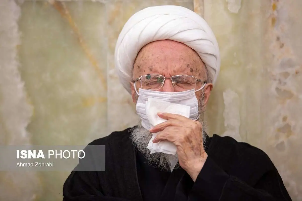 (تصاویر) گریه آیت الله مکارم شیرازی برای شهدای شاهچراغ