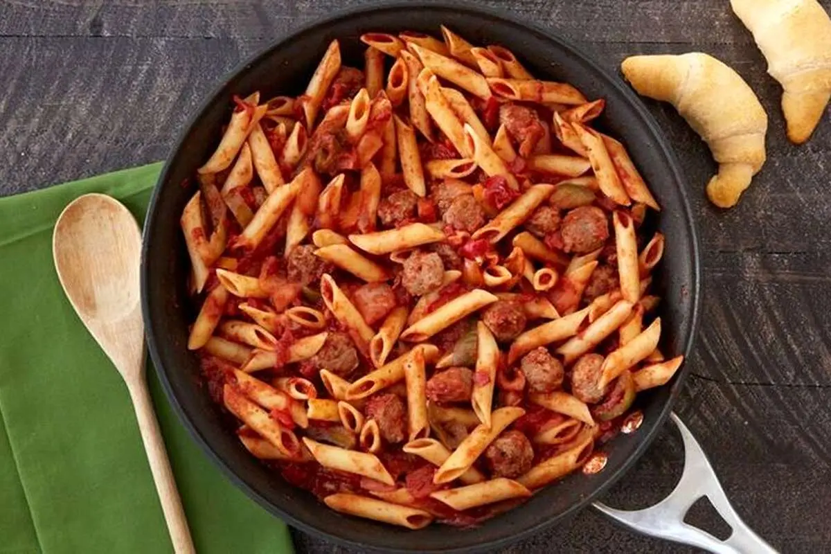 طرز تهیه پاستا با سوسیس دودی + آموزش سس ایتالیایی