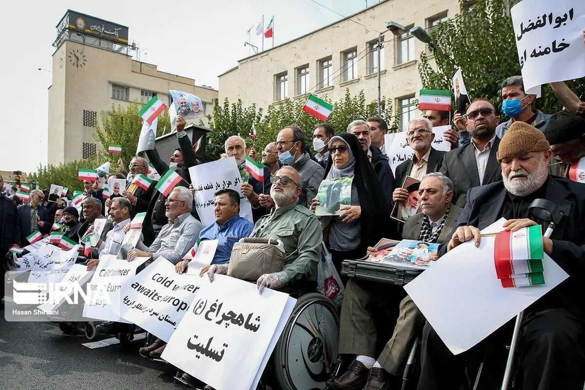 (تصاویر) تجمع جمعی از خانواده شهدا و ایثارگران مقابل سفارت آلمان