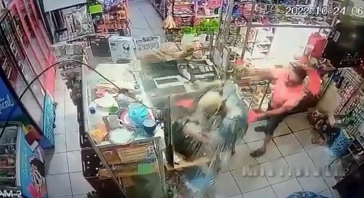 (ویدئو) سرقت نافرجام از سوپرمارکت با شمشیر