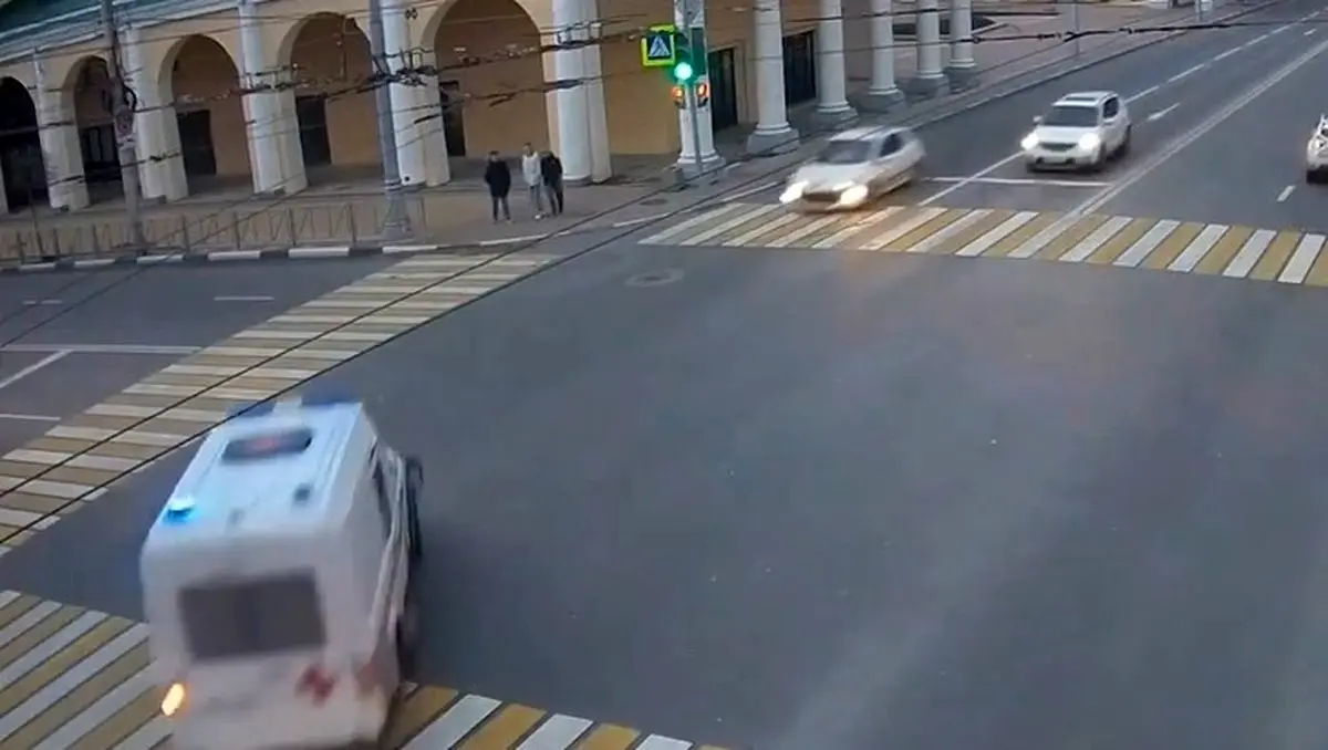 (ویدئو) واژگونی آمبولانس در یک تصادف