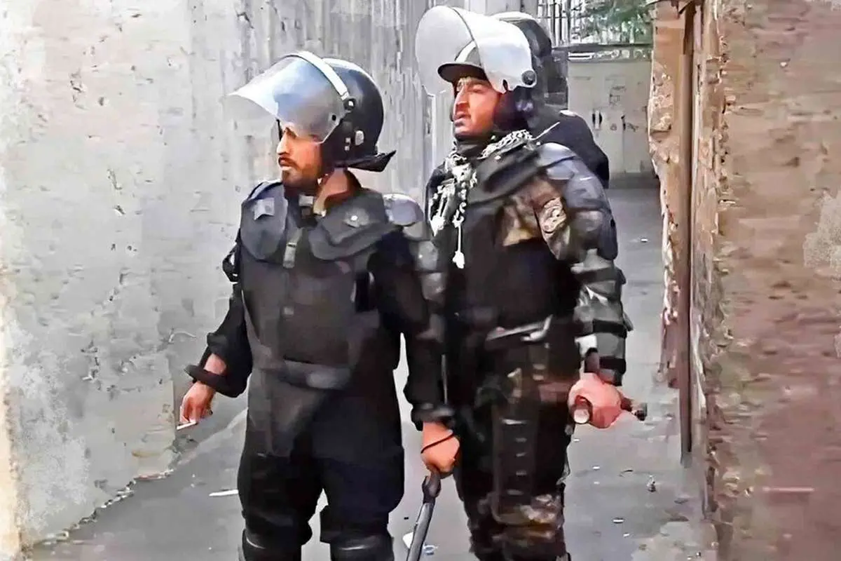 این «پلیس نما»ها را دستگیر کنید