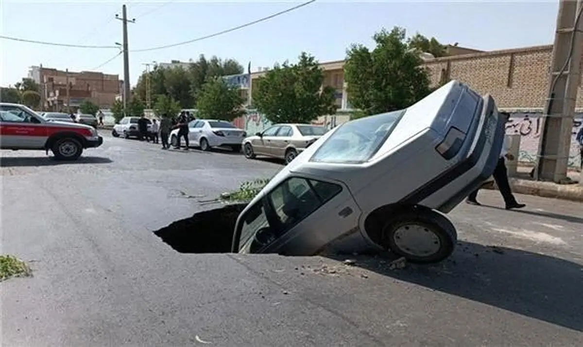 (ویدئو) سقوط عجیب یک خودرو در زابل؛ زمین دهان باز کرد!