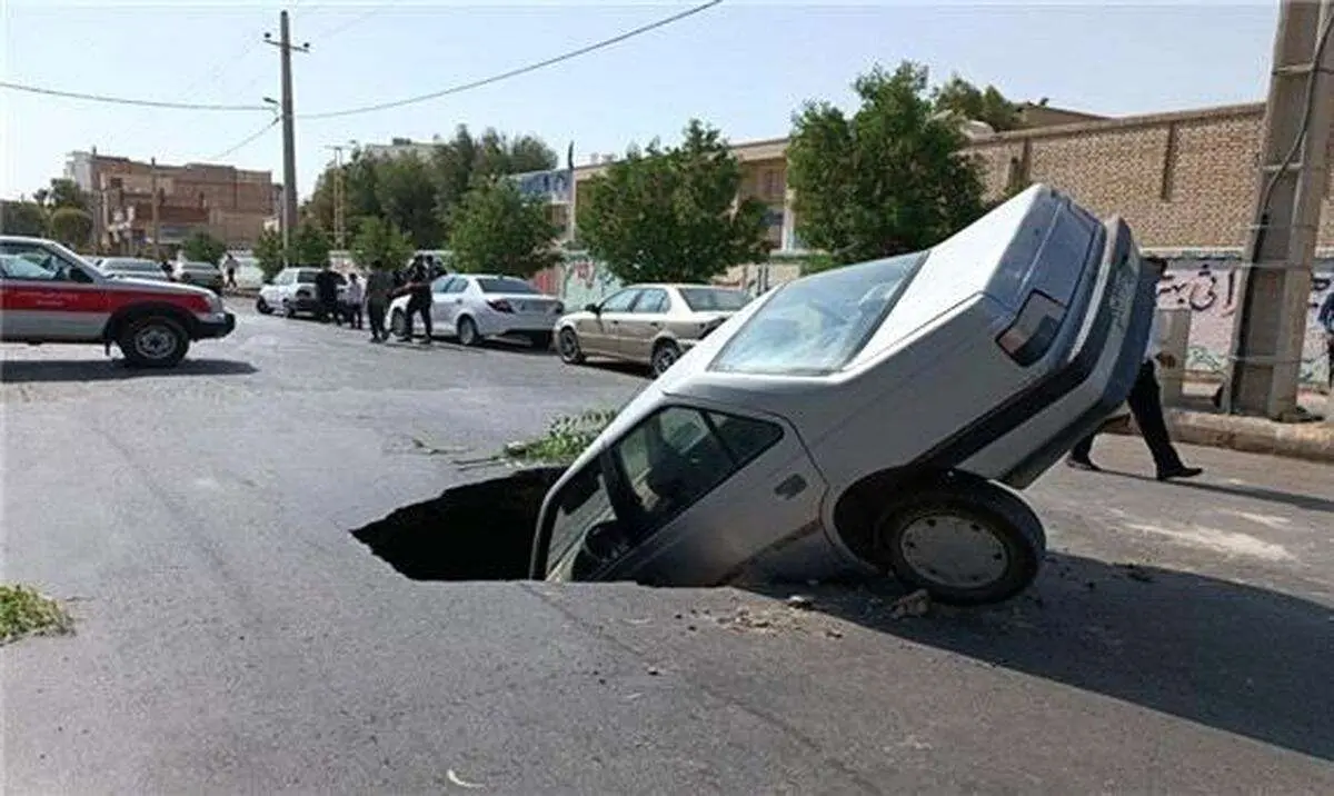 (ویدئو) سقوط عجیب یک خودرو در زابل؛ زمین دهان باز کرد!