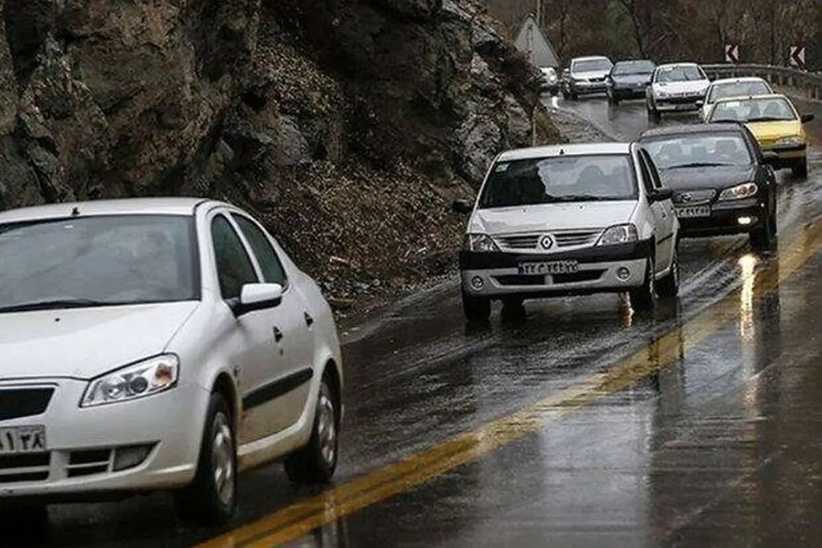 بارش باران در جاده‌های ۲ استان و ترافیک نیمه‌سنگین در ۵ محور