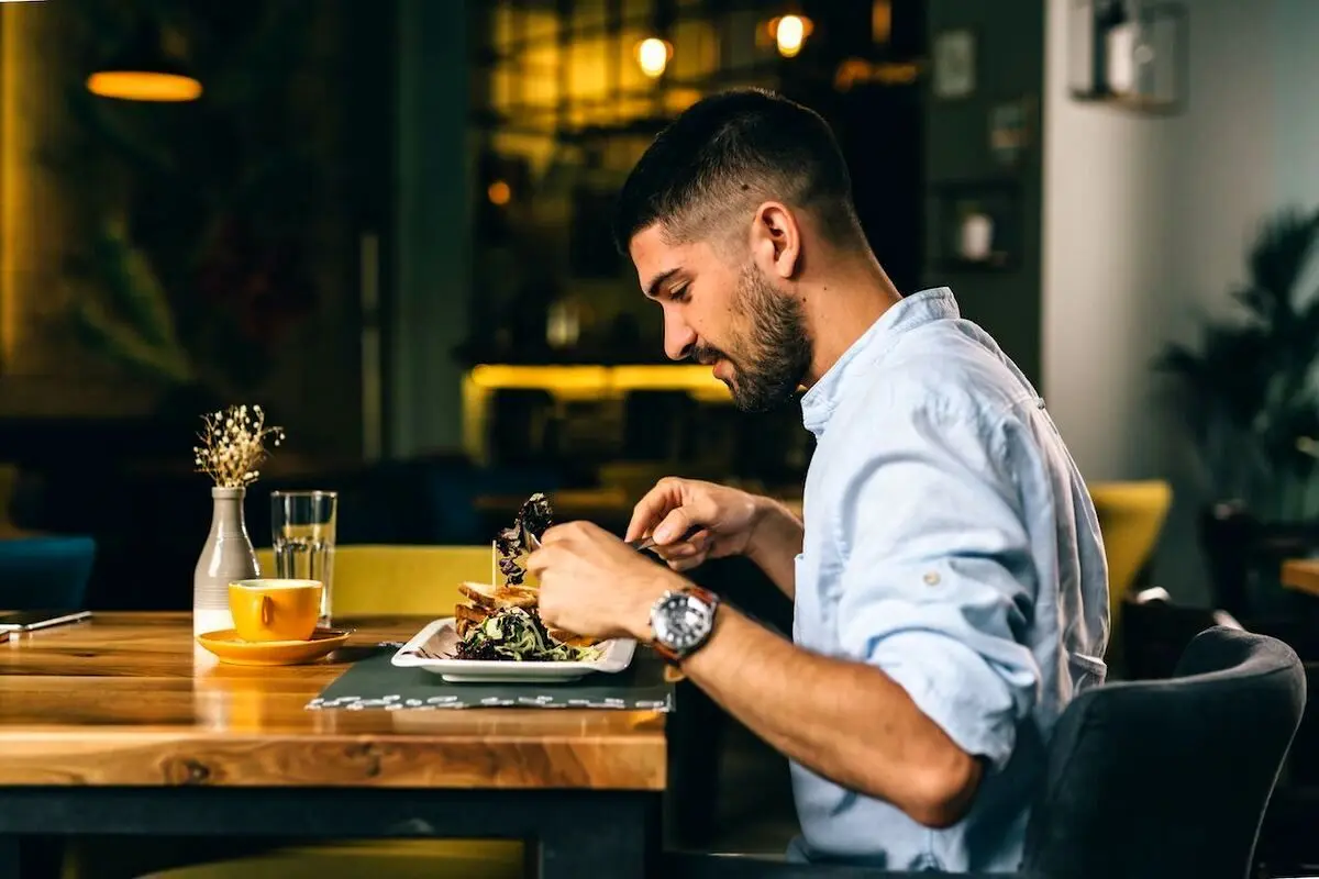 چرا خوردن غذا در اواخر شب منجر به افزایش وزن و دیابت می‌شود؟