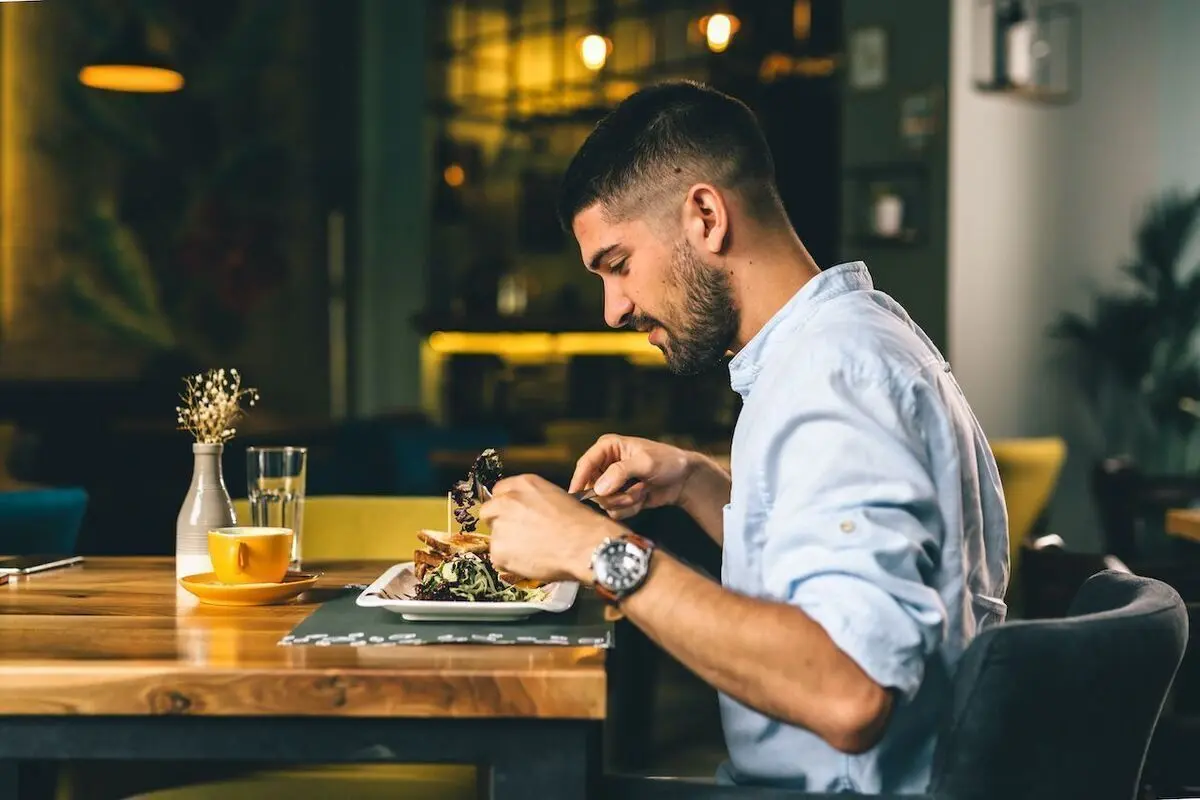 چرا خوردن غذا در اواخر شب منجر به افزایش وزن و دیابت می‌شود؟