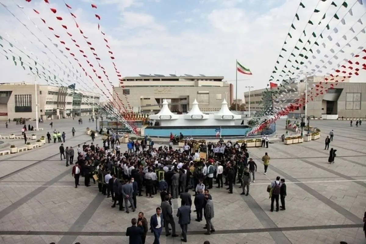 تجمع آتشنشانان مشهدی مقابل شهرداری