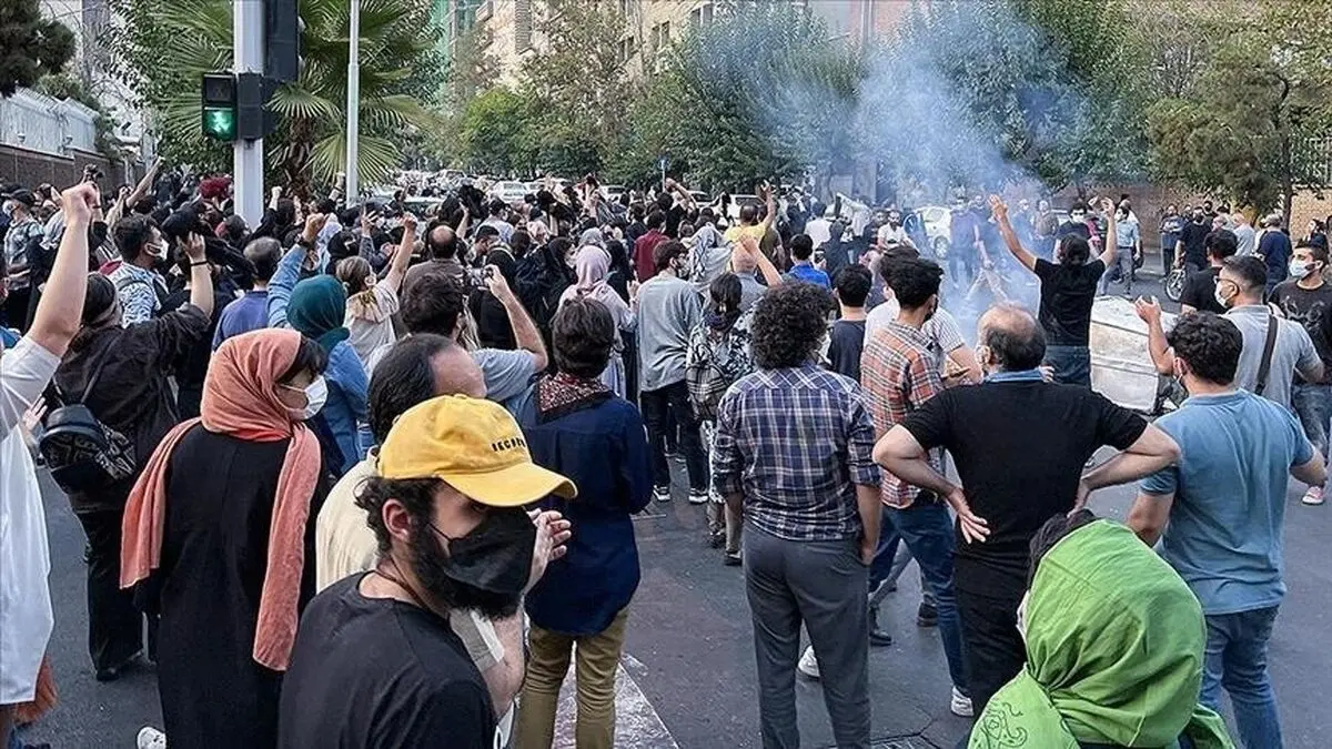 کیهان: ۸۳‌درصد زنهای ایرانی می‌گویند به حجاب اعتقاد دارند