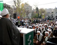 کسانی که گوشه نشسته و بیانیه صادر می‌کنند احمق و بی شعور هستند