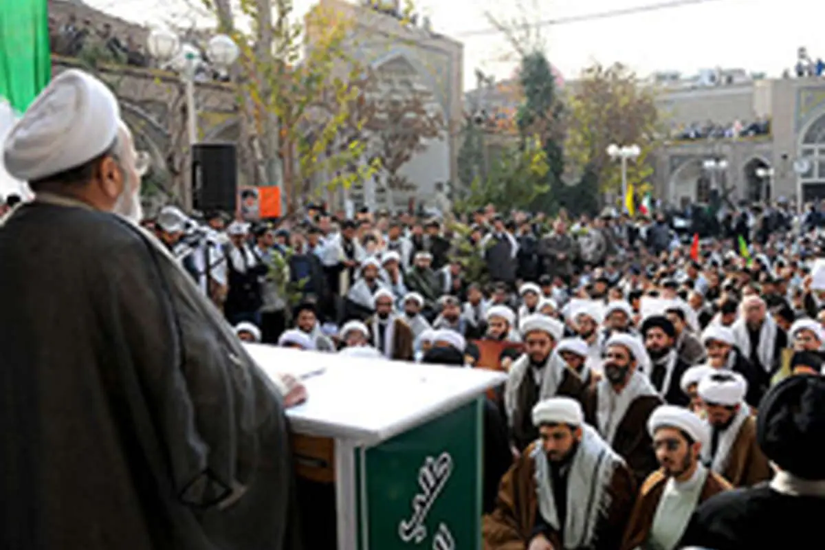 کسانی که گوشه نشسته و بیانیه صادر میکنند احمق و بی شعور هستند