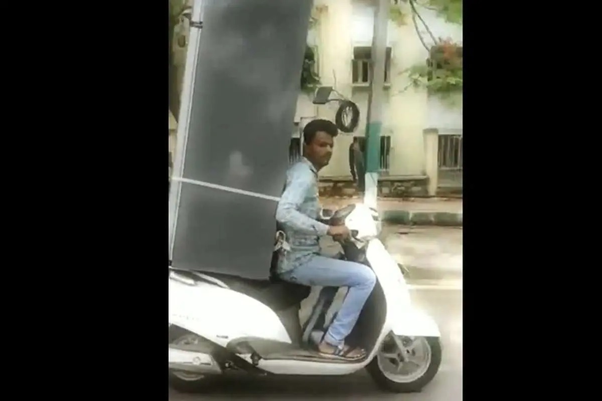 (ویدئو) حمل یخچال با موتورسیکلت!