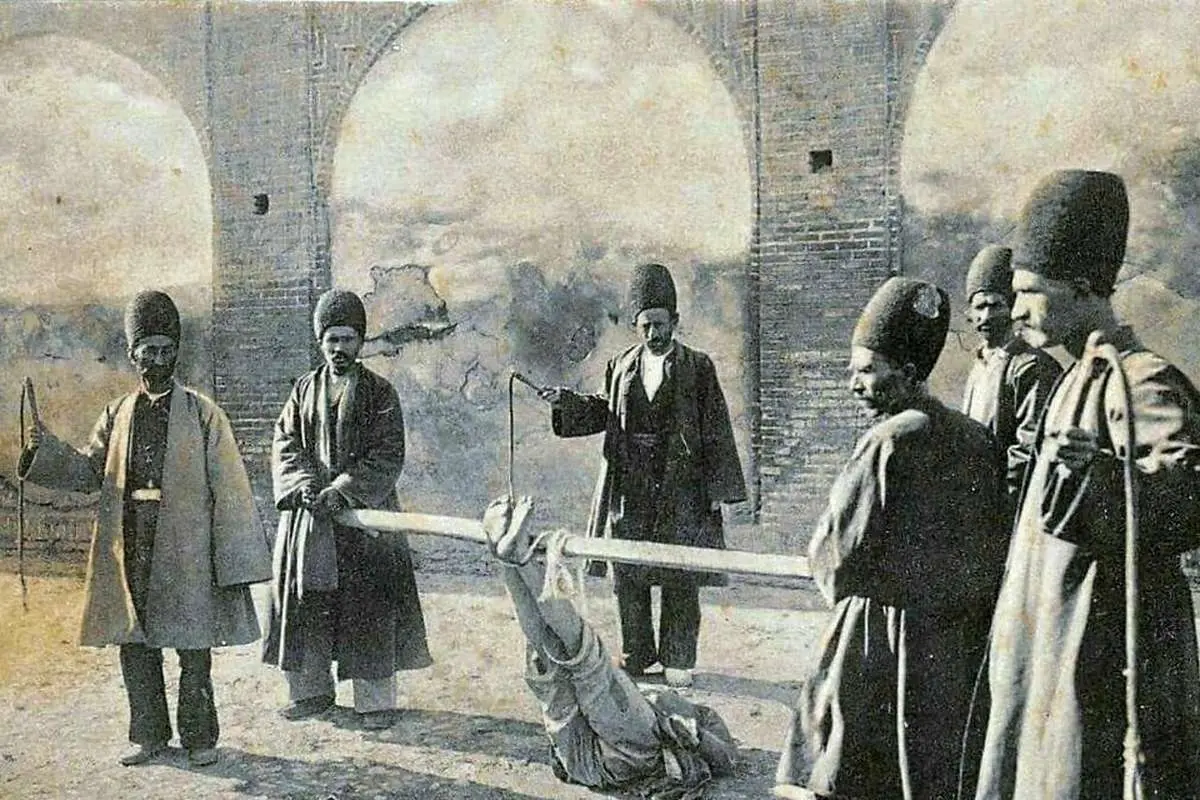 تصویری کمیاب از فلک کردن خدمتکار زن در زمان قاجار