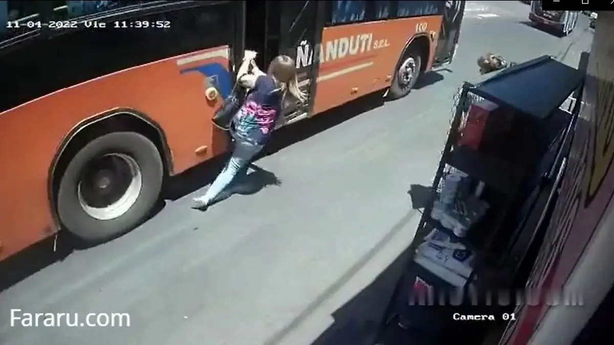 (ویدئو 16+) پای زن جوان زیر چرخ اتوبوس درون شهری له شد