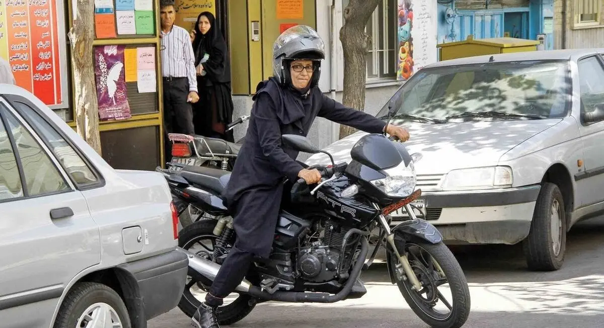 قانون موتور‌سواری زنان را ممنوع کرده است؟