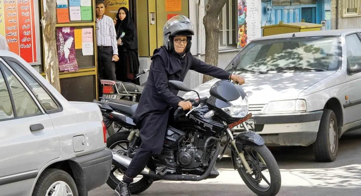 قانون موتور‌سواری زنان را ممنوع کرده است؟
