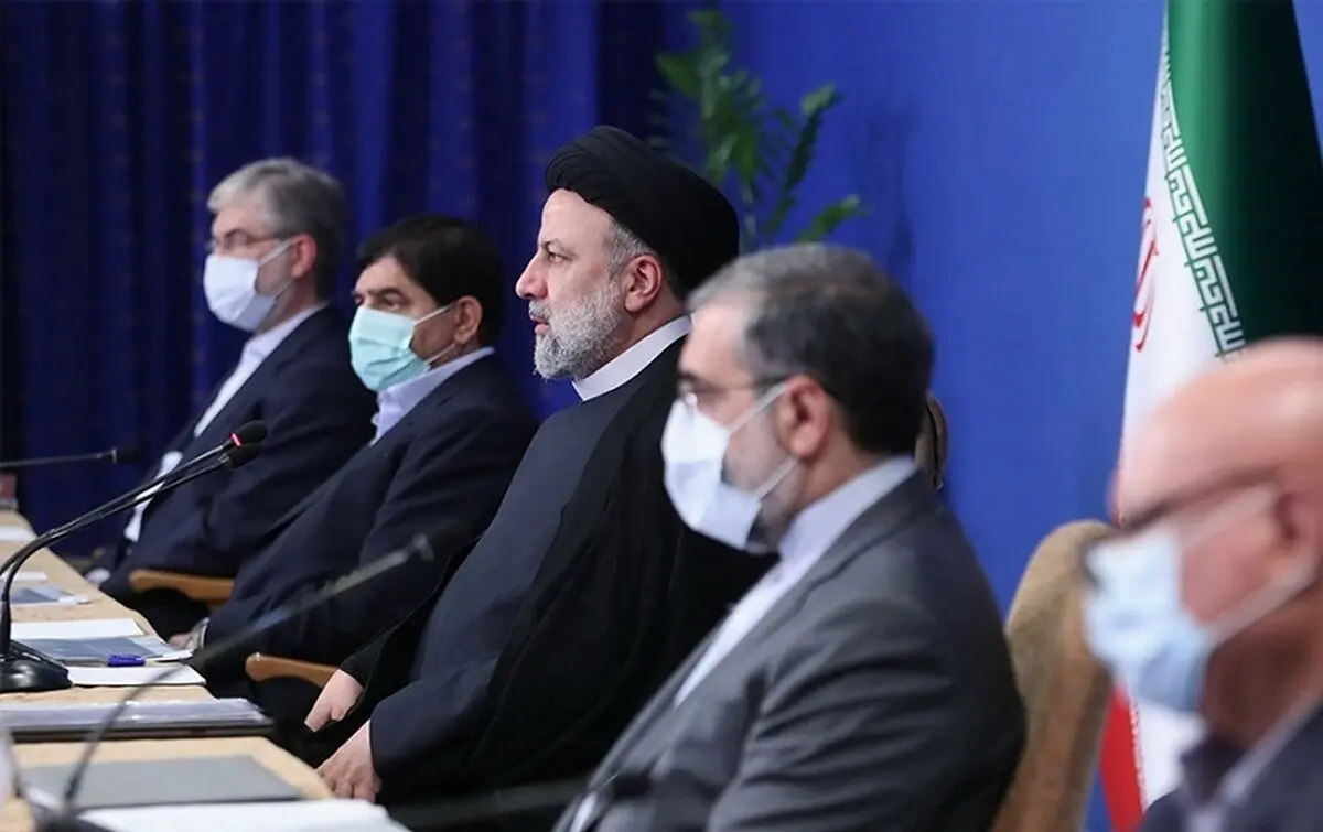 روزنامه اطلاعات خطاب به دولت: اقتصاد مردم که از بین رفته، لااقل اعتمادشان را بر باد ندهید