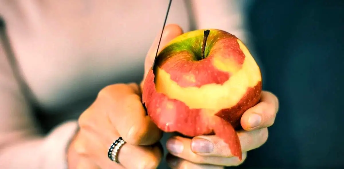 پوست کندن میوه و سبزیجات یا نکندن؛ کدام بهتر است؟