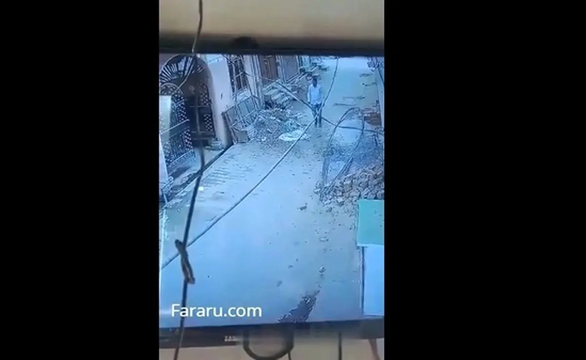 (ویدئو) سقوط وحشتناک مصالح ساختمانی روی سر یک عابر پیاده