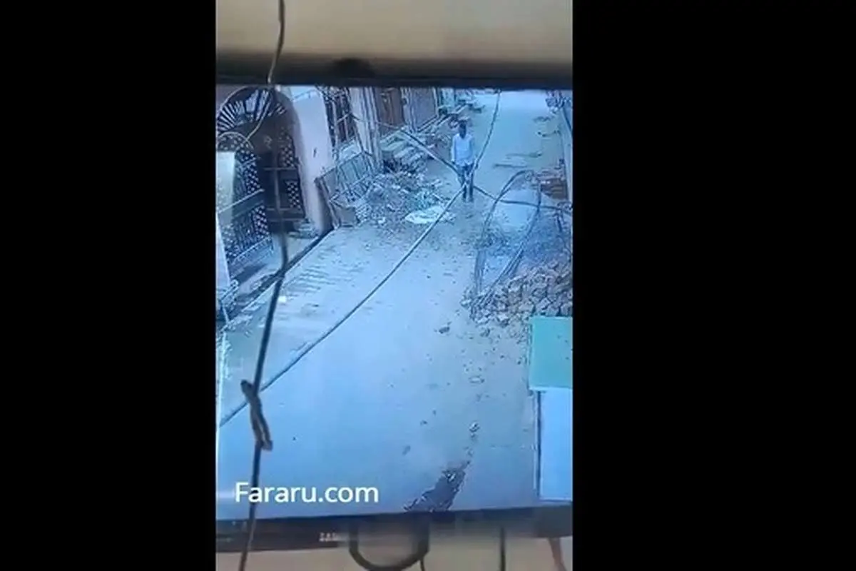 (ویدئو) سقوط وحشتناک مصالح ساختمانی روی سر یک عابر پیاده