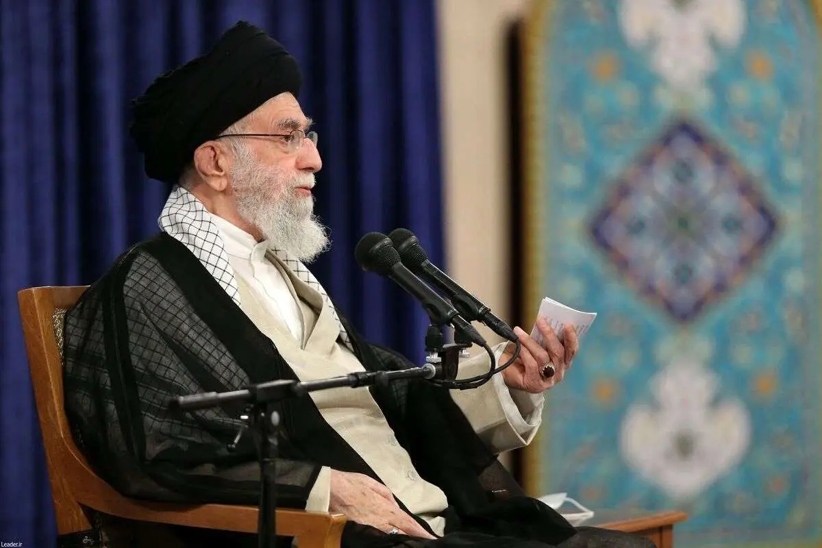 رهبر انقلاب: شهیدِ امنیت جان خود را برای مردم فدا میکند