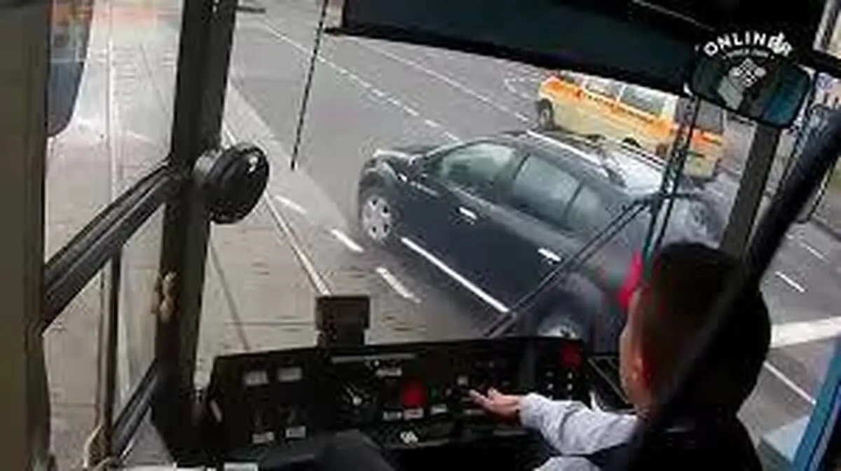 (ویدئو) درگیری راننده تراموا با راننده یک خودرو