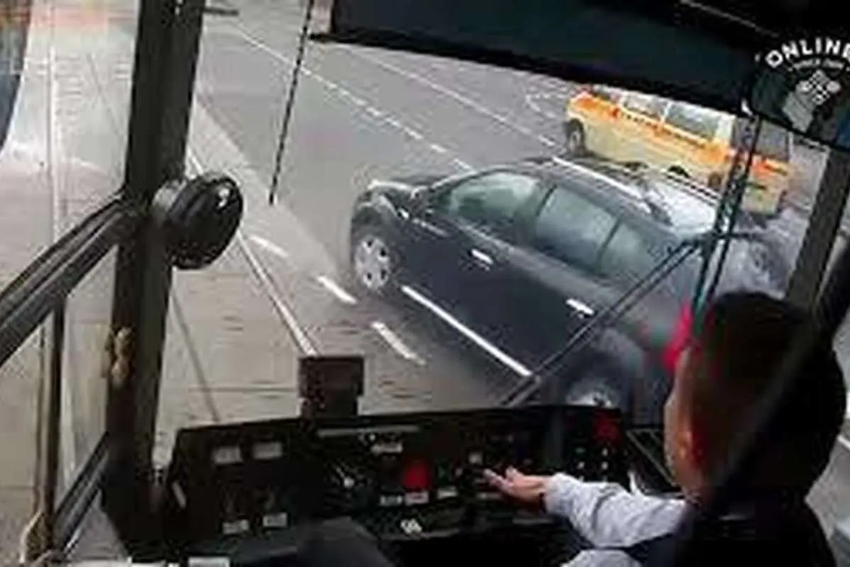 (ویدئو) درگیری راننده تراموا با راننده یک خودرو