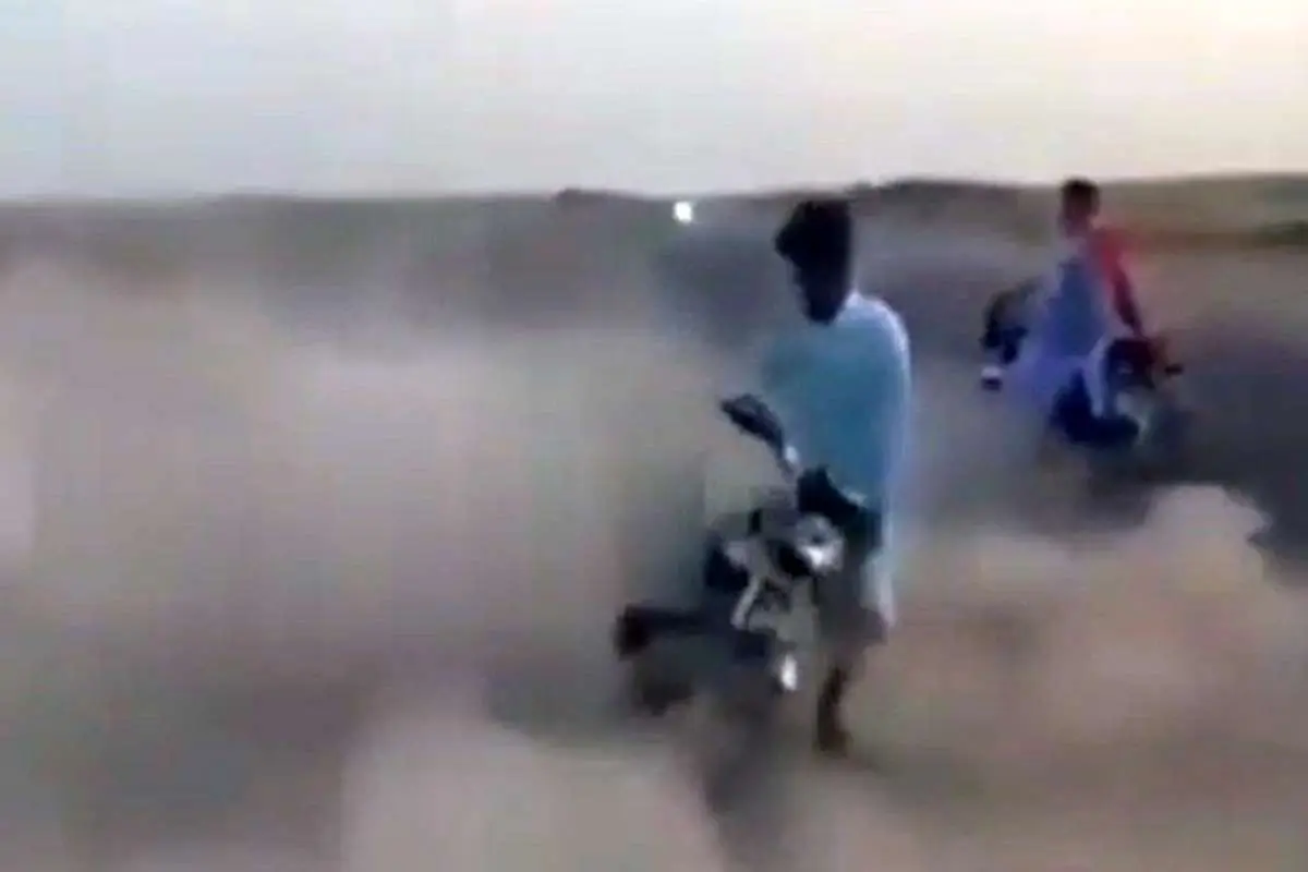 (ویدئو) لحظه تصادف هولناک موتورسوار در چابهار؛ حرکت نمایشی و غفلت!