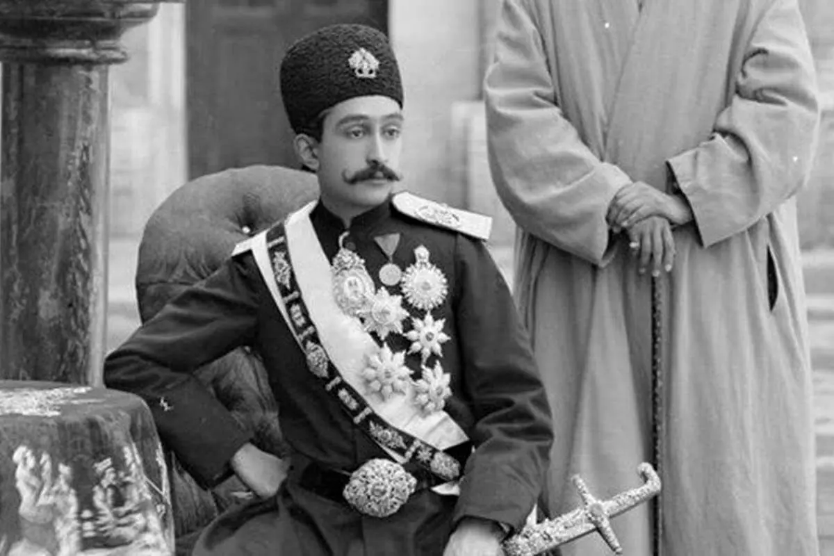 حکایت دیکتاتوری که بعد از خلع شدن همچنان به مردم دستور میداد: به خاک بیفتید، به خاک بیفتید!