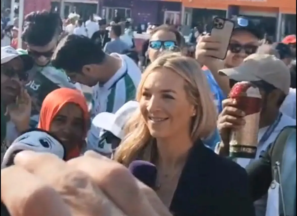 (ویدئو) جمع شدن هواداران ایرانی کنار گزارشگر