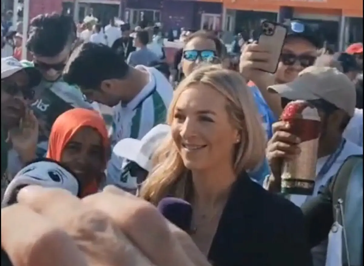 (ویدئو) جمع شدن هواداران ایرانی کنار گزارشگر