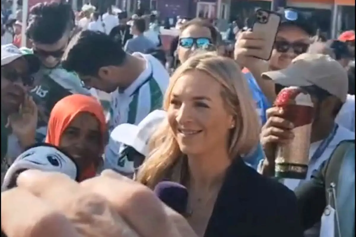 (ویدئو) جمع شدن هواداران ایرانی کنار گزارشگر