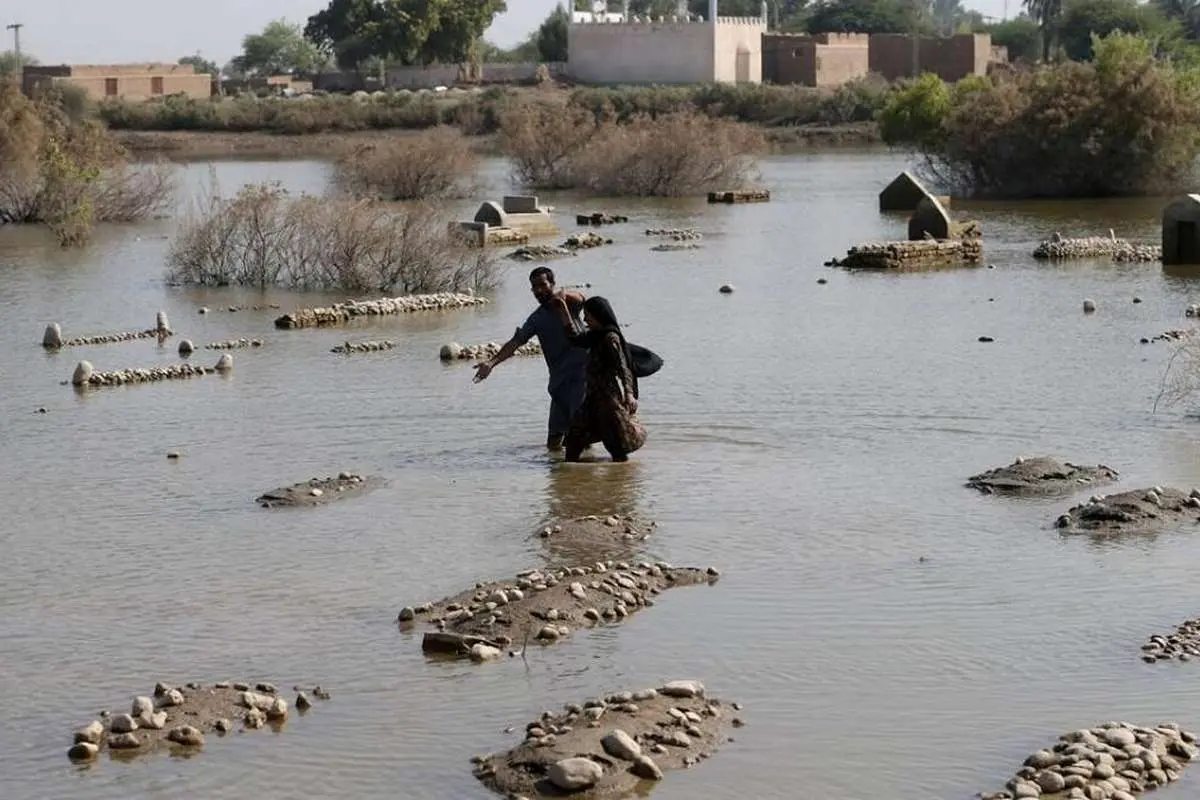 (تصاویر) سیل در پاکستان؛ قبرستانها زیر آب رفت