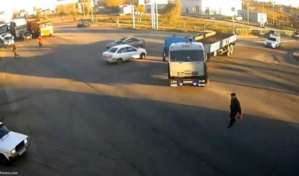 (ویدئو) تصادف هولناک تریلی با یک پیرمرد