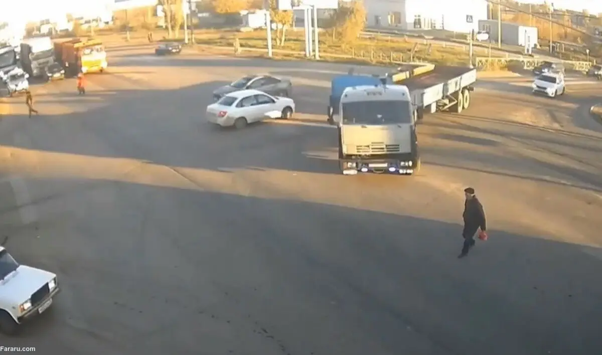 (ویدئو) تصادف هولناک تریلی با یک پیرمرد
