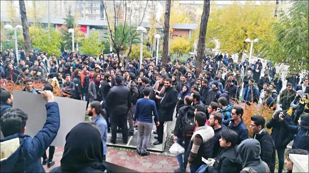 همشهری: دانشجویان برای سرویس بهداشتی مختلط پایکوبی می‌کنند!
