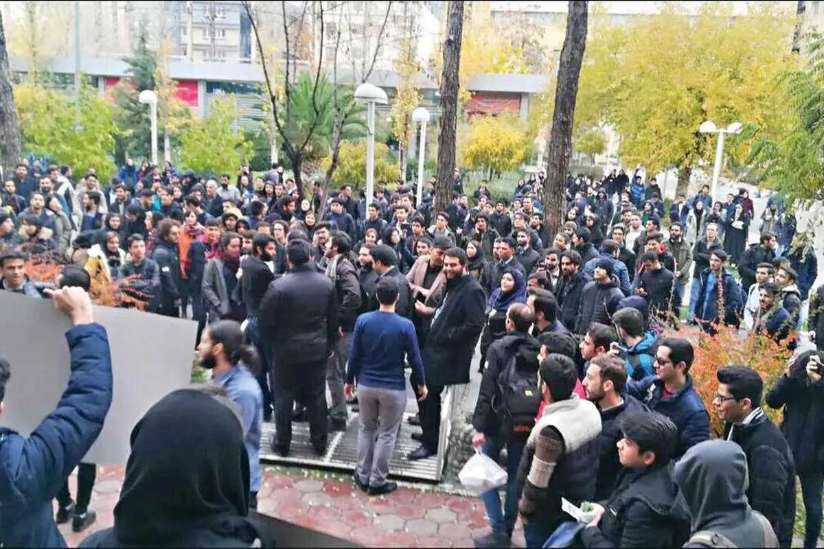 همشهری: دانشجویان برای سرویس بهداشتی مختلط پایکوبی میکنند!