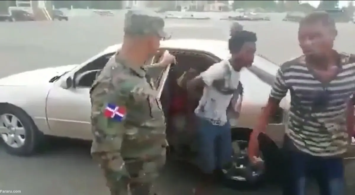 (ویدئو) خارج شدن ۱۸ نفر از یک خودروی سواری!