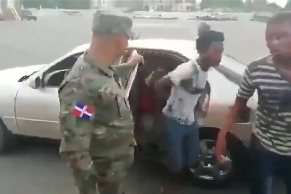 (ویدئو) خارج شدن ۱۸ نفر از یک خودروی سواری!