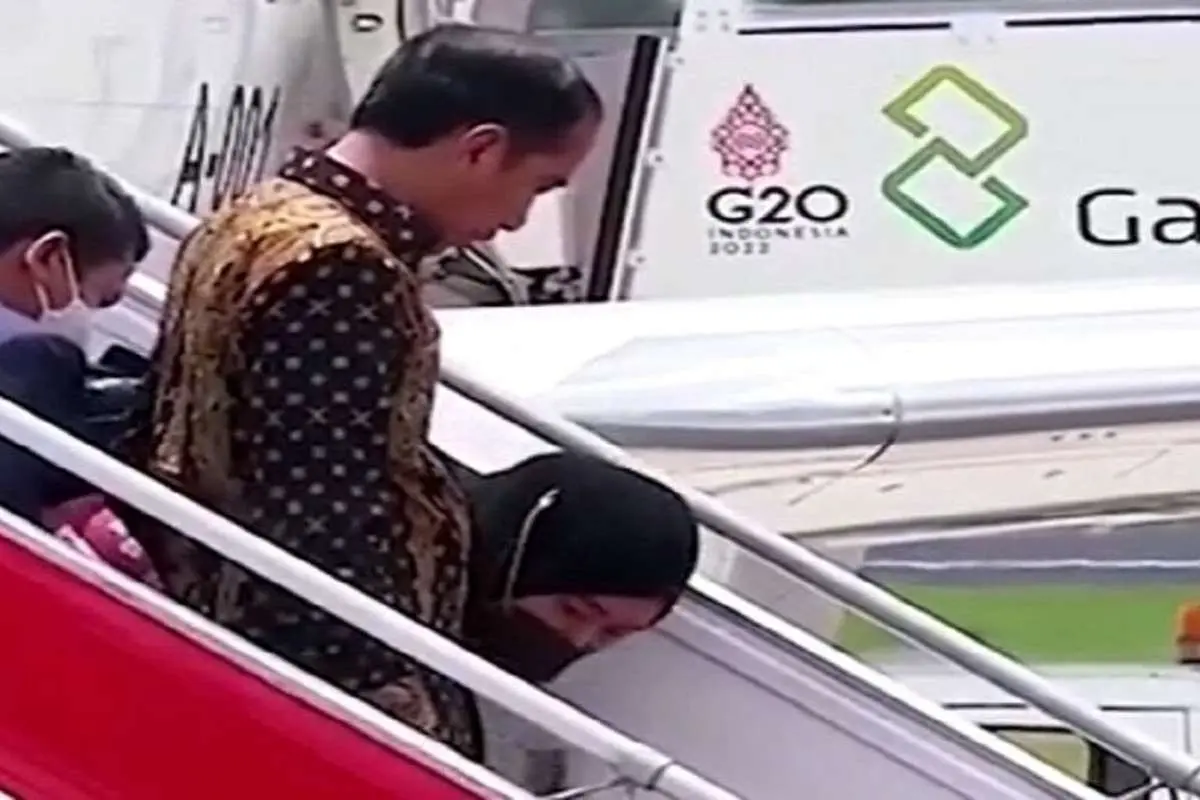 (ویدئو) لحظه سقوط بانوی اول اندونزی روی پلکان هواپیما