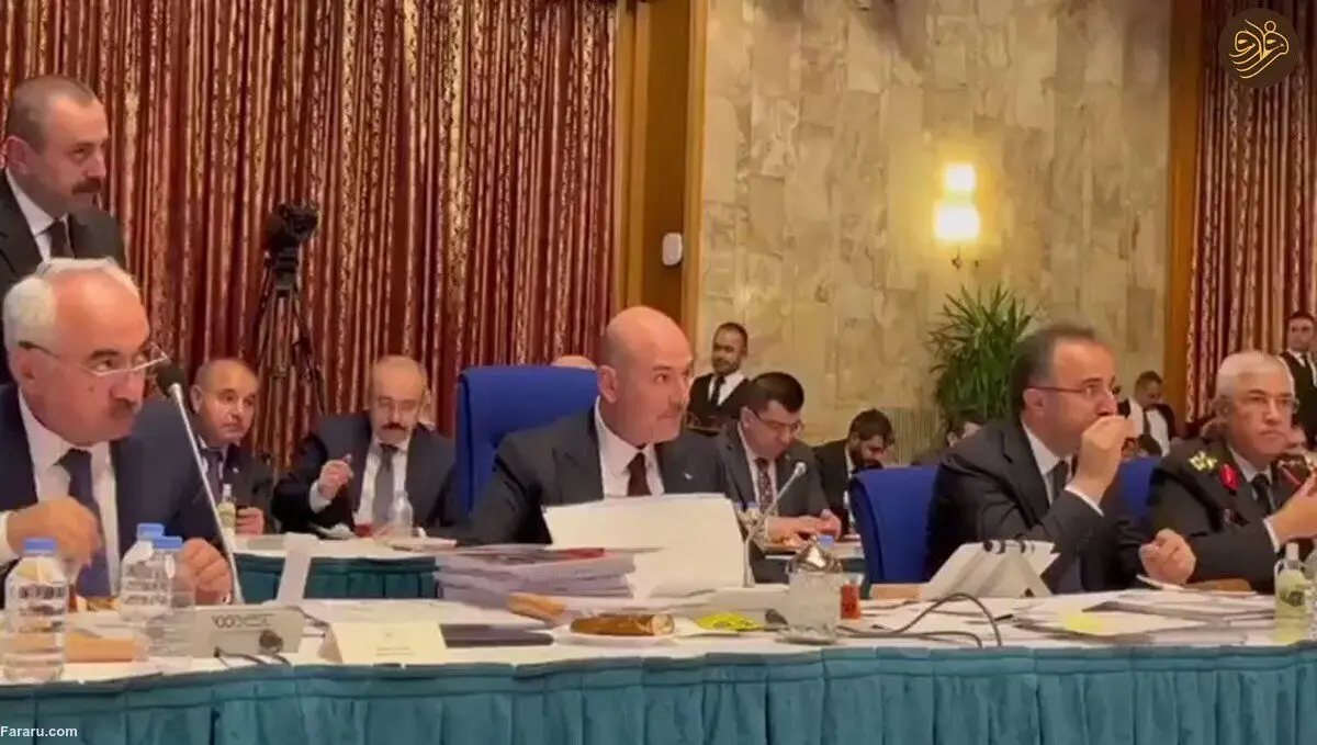 (ویدئو) وزیر کشور در حال دعوا؛ دستیارش در حال خوردن چای و کیک!