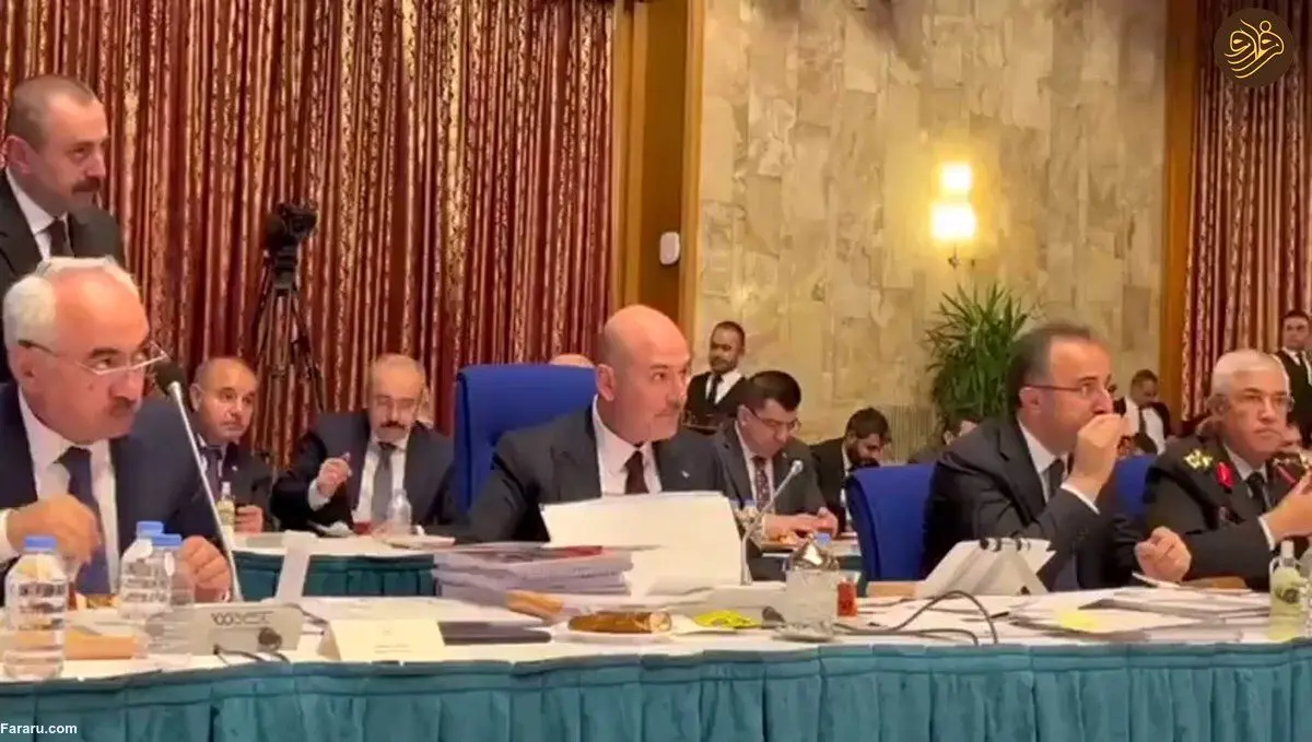 (ویدئو) وزیر کشور در حال دعوا؛ دستیارش در حال خوردن چای و کیک!