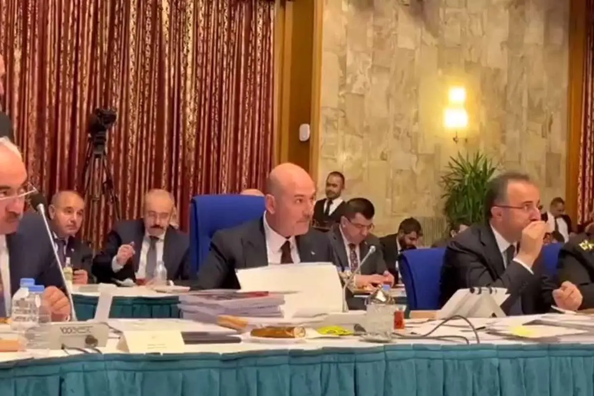 (ویدئو) وزیر کشور در حال دعوا؛ دستیارش در حال خوردن چای و کیک!
