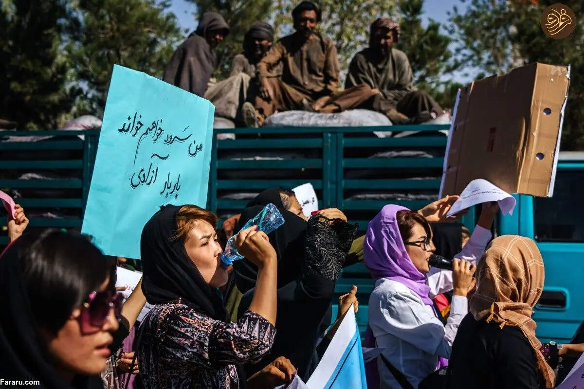 (عکس) دختری که با لباس مردانه زباله جمع‌آوری می‌کند!